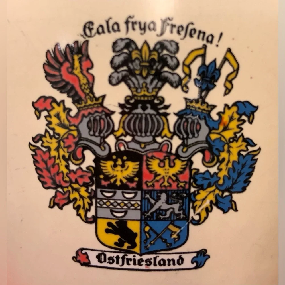 Vintage West Germany Vase with Coat of Arms Ancien A Vendre 6” x 3”